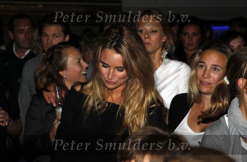 Amsterdam 31 oktober 2010
Feestje bij strand Zuid van de CLUB. Lieke v Lexmond met zwangere zus
Peter Smulders bv