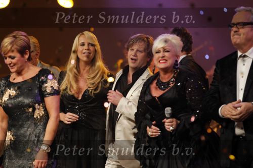 Amsterdam 2 november 2010
Rene Froger viert zijn 50e verjaardag met collega artiesten en vrienden in Carre.
oa Karin Bloemen Danny de Munk Ruth Jacoth Wesley Jeroen v d Boom Grant en Forsyth Thomas Berge Frans Bauer Linda de Mol Peter paul Muller Glennis GraceCarel Kraaijenhof en zoon Danny treden op. Caroline Tensen en Ron Brandsteder presenteren de avond.
Peter Smulders bv