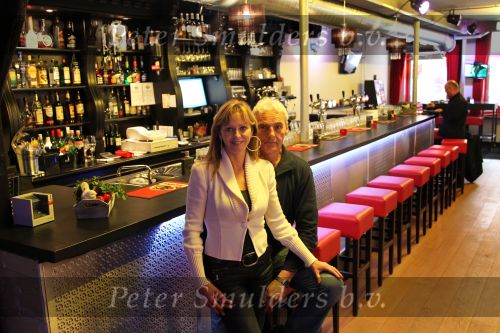 Sneek, 26 Oktober 2010
Manon Thomas met haar man Rudy Veenstra in hun nieuwe cafe De Sneeker Pan
Foto Peter Smulders BV