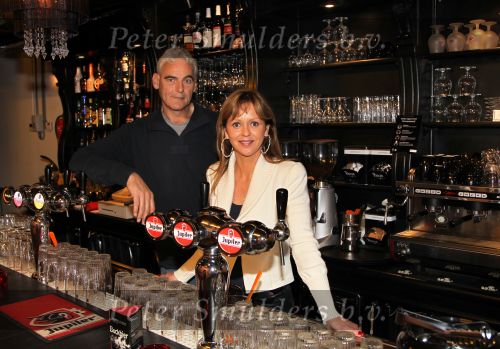 Sneek, 26 Oktober 2010
Manon Thomas met haar man Rudy Veenstra in hun nieuwe cafe De Sneeker Pan
Foto Peter Smulders BV