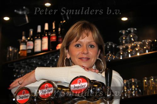 Sneek, 26 Oktober 2010
Manon Thomas met haar man Rudy Veenstra in hun nieuwe cafe De Sneeker Pan
Foto Peter Smulders BV