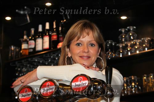 Sneek, 26 Oktober 2010
Manon Thomas met haar man Rudy Veenstra in hun nieuwe cafe De Sneeker Pan
Foto Peter Smulders BV