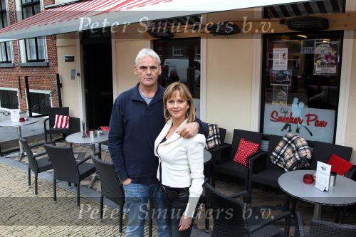 Sneek, 26 Oktober 2010
Manon Thomas met haar man Rudy Veenstra in hun nieuwe cafe De Sneeker Pan
Foto Peter Smulders BV