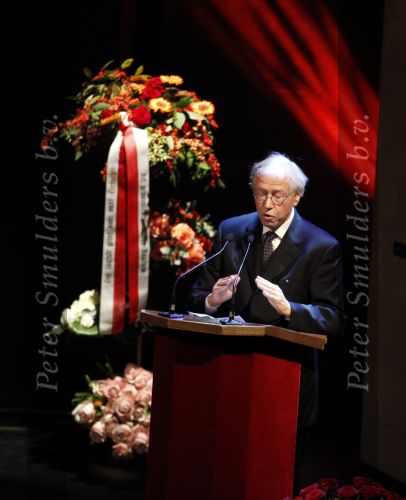 Amsterdam 6 november 2010
Herdenkingsdienst/begrafenis van Harry Mulisch in de stadsschouwburg van Amsterdam. Marcel v dam
Peter Smulders bv