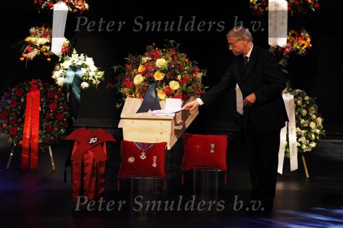 Amsterdam 6 november 2010
Herdenkingsdienst/begrafenis van Harry Mulisch in de stadsschouwburg van Amsterdam. Marcel v Dam
Peter Smulders bv
