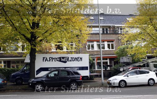 Amsterdam 26 oktober 2010
Martijn Krabbe laat meubelen en dergelijke verhuizen van zijn huis naar zijn appartement . Hij woont tijdelijk in zijn appartement en Amandas krijgt nieuwe meubelen in hun huis.
Peter Smulders bv
