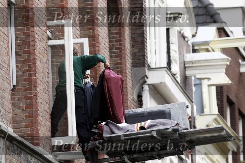 Amsterdam 26 oktober 2010
Martijn Krabbe laat meubelen en dergelijke verhuizen van zijn huis naar zijn appartement . Hij woont tijdelijk in zijn appartement en Amandas krijgt nieuwe meubelen in hun huis.
Peter Smulders bv