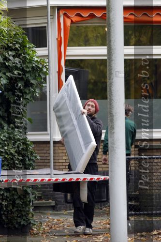 Amsterdam 26 oktober 2010
Martijn Krabbe laat meubelen en dergelijke verhuizen van zijn huis naar zijn appartement . Hij woont tijdelijk in zijn appartement en Amandas krijgt nieuwe meubelen in hun huis.
Peter Smulders bv