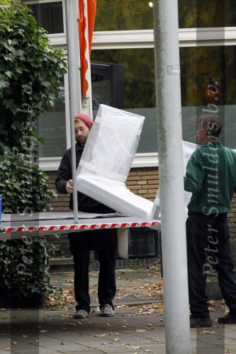 Amsterdam 26 oktober 2010
Martijn Krabbe laat meubelen en dergelijke verhuizen van zijn huis naar zijn appartement . Hij woont tijdelijk in zijn appartement en Amandas krijgt nieuwe meubelen in hun huis.
Peter Smulders bv