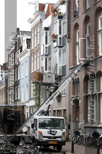 Amsterdam 26 oktober 2010
Martijn Krabbe laat meubelen en dergelijke verhuizen van zijn huis naar zijn appartement . Hij woont tijdelijk in zijn appartement en Amandas krijgt nieuwe meubelen in hun huis.
Peter Smulders bv