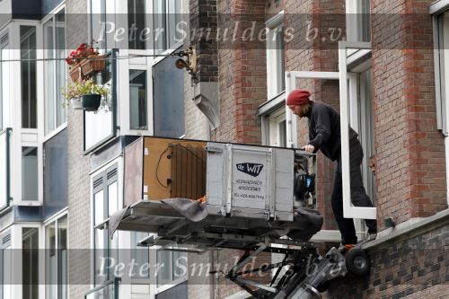 Amsterdam 26 oktober 2010
Martijn Krabbe laat meubelen en dergelijke verhuizen van zijn huis naar zijn appartement . Hij woont tijdelijk in zijn appartement en Amandas krijgt nieuwe meubelen in hun huis.
Peter Smulders bv