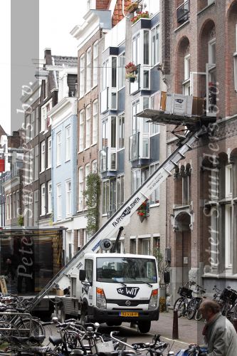 Amsterdam 26 oktober 2010
Martijn Krabbe laat meubelen en dergelijke verhuizen van zijn huis naar zijn appartement . Hij woont tijdelijk in zijn appartement en Amandas krijgt nieuwe meubelen in hun huis.
Peter Smulders bv