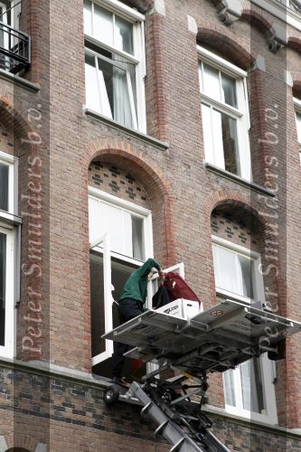 Amsterdam 26 oktober 2010
Martijn Krabbe laat meubelen en dergelijke verhuizen van zijn huis naar zijn appartement . Hij woont tijdelijk in zijn appartement en Amandas krijgt nieuwe meubelen in hun huis.
Peter Smulders bv