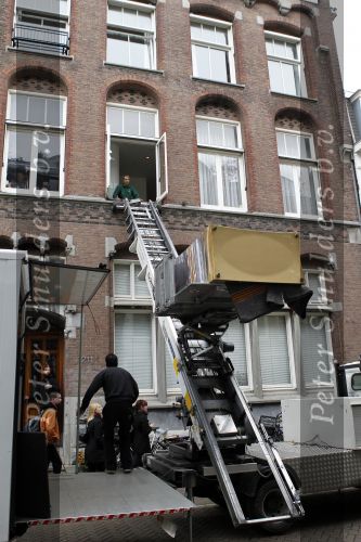 Amsterdam 26 oktober 2010
Martijn Krabbe laat meubelen en dergelijke verhuizen van zijn huis naar zijn appartement . Hij woont tijdelijk in zijn appartement en Amandas krijgt nieuwe meubelen in hun huis.
Peter Smulders bv