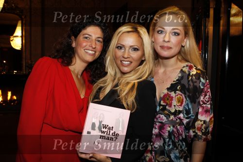Amsterdam 26 oktober 2010
Presentatie boek Femmetje de Wind en Mirjam v d Broeke in het college hotel.
Tatjana ontvangt het eerste boek.
Peter Smulders bv