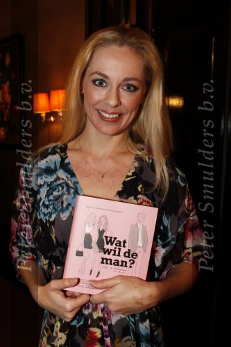 Amsterdam 26 oktober 2010
Presentatie boek Femmetje de Wind en Mirjam v d Broeke in het college hotel.
Tatjana ontvangt het eerste boek.
Peter Smulders bv