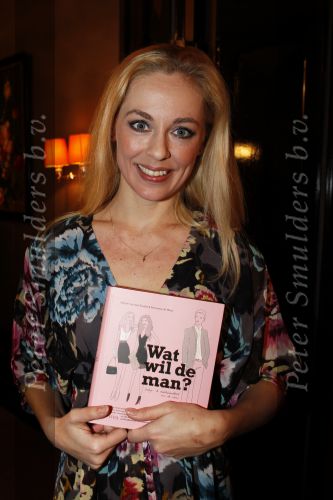 Amsterdam 26 oktober 2010
Presentatie boek Femmetje de Wind en Mirjam v d Broeke in het college hotel.
Tatjana ontvangt het eerste boek.
Peter Smulders bv