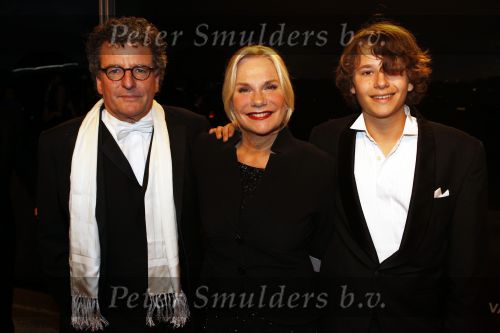 Leiden 30 oktober 2010
Premiere Soldaat van oranje op vliegbasis Valkenburg. Edwin de Vries met zijn vrouw Monique v d Ven (op krukken ) en hun zoon
Peter Smulders bv