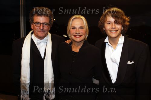 Leiden 30 oktober 2010
Premiere Soldaat van oranje op vliegbasis Valkenburg. Edwin de Vries met zijn vrouw Monique v d Ven (op krukken ) en hun zoon
Peter Smulders bv