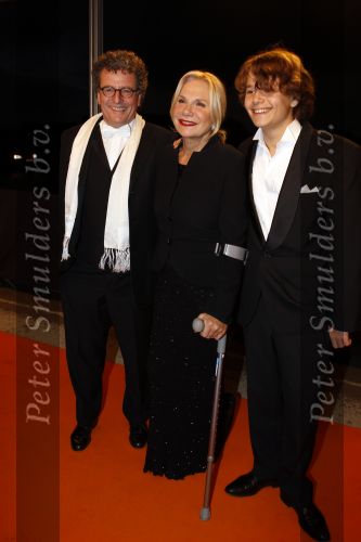 Leiden 30 oktober 2010
Premiere Soldaat van oranje op vliegbasis Valkenburg. Edwin de Vries met zijn vrouw Monique v d Ven (op krukken ) en hun zoon
Peter Smulders bv