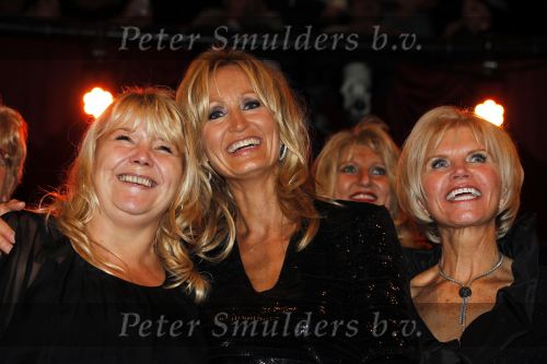 Amsterdam 2 november 2010
Rene Froger viert zijn 50e verjaardag met collega artiesten en vrienden in Carre.
Natasja Froger met familie Rene en haar moeder Annemarie Bartels en Jolanda de ex van Rene
Peter Smulders bv