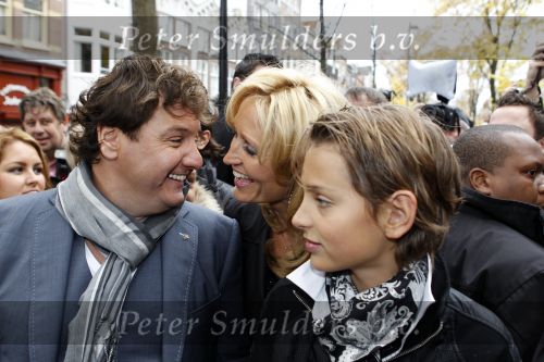 Amsterdam 5 november 2010
Onthulling beeld Jan en Mien Froger op de elandsgracht op de 50e verjaardag van hun zoon Rene Froger. Aanwezig waren oa Rene Natasja Didier Maxim Danny Natasja en Charly Froger . Dominique Grant heeft het beeld gemaakt.
Peter Smulders bv