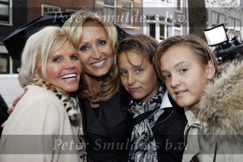 Amsterdam 5 november 2010
Onthulling beeld Jan en Mien Froger op de elandsgracht op de 50e verjaardag van hun zoon Rene Froger. Aanwezig waren oa Rene Natasja Didier Maxim Danny Natasja en Charly Froger . Dominique Grant heeft het beeld gemaakt. Moeder Natasja
Peter Smulders bv