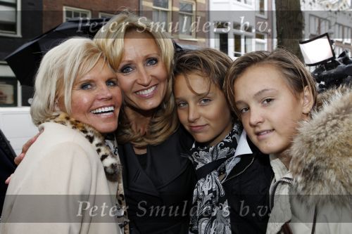 Amsterdam 5 november 2010
Onthulling beeld Jan en Mien Froger op de elandsgracht op de 50e verjaardag van hun zoon Rene Froger. Aanwezig waren oa Rene Natasja Didier Maxim Danny Natasja en Charly Froger . Dominique Grant heeft het beeld gemaakt. Moeder Natasja
Peter Smulders bv