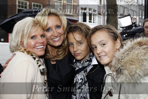 Amsterdam 5 november 2010
Onthulling beeld Jan en Mien Froger op de elandsgracht op de 50e verjaardag van hun zoon Rene Froger. Aanwezig waren oa Rene Natasja Didier Maxim Danny Natasja en Charly Froger . Dominique Grant heeft het beeld gemaakt. Moeder Natasja
Peter Smulders bv