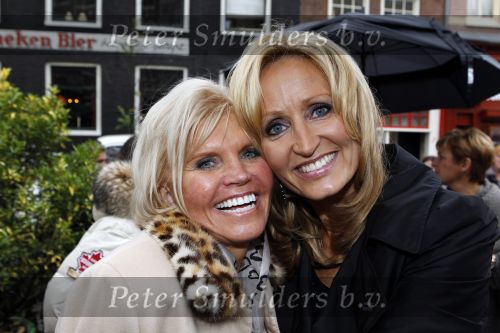 Amsterdam 5 november 2010
Onthulling beeld Jan en Mien Froger op de elandsgracht op de 50e verjaardag van hun zoon Rene Froger. Aanwezig waren oa Rene Natasja Didier Maxim Danny Natasja en Charly Froger . Dominique Grant heeft het beeld gemaakt. Moeder Natasja
Peter Smulders bv