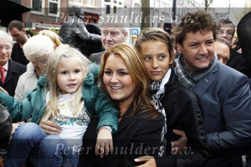 Amsterdam 5 november 2010
Onthulling beeld Jan en Mien Froger op de elandsgracht op de 50e verjaardag van hun zoon Rene Froger. Aanwezig waren oa Rene Natasja Didier Maxim Danny Natasja en Charly Froger . Dominique Grant heeft het beeld gemaakt. Ook de zussen van Rene zijn er natuurlijk bij
Peter Smulders bv