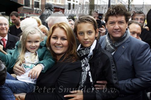 Amsterdam 5 november 2010
Onthulling beeld Jan en Mien Froger op de elandsgracht op de 50e verjaardag van hun zoon Rene Froger. Aanwezig waren oa Rene Natasja Didier Maxim Danny Natasja en Charly Froger . Dominique Grant heeft het beeld gemaakt. Ook de zussen van Rene zijn er natuurlijk bij
Peter Smulders bv
