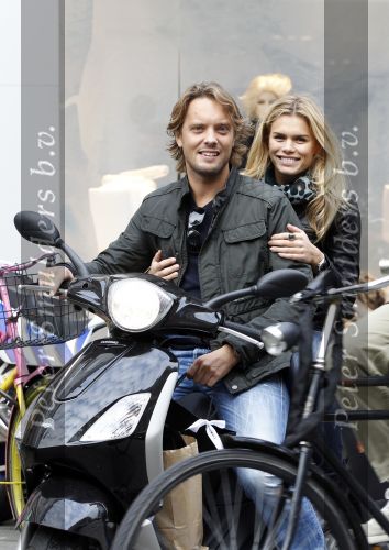 Amsterdam 30 oktober 2010
Nicolette v dam en Bas Smit op de scooter.
Peter Smulders bv