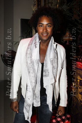 Amsterdam 6 november 2010
12 en een half jarig bestaan en presentatiie van het Buddha to Buddha boek in de supper club. Norman Popstars
Peter Smulders bv