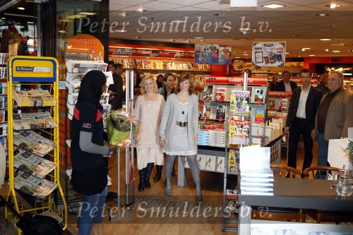 Schiphol 3 november 2010
Signeersessie van de Noorse prinses Martha Louise en Elisabeth Samnoy bij de ako winkel op schiphol.
Peter Smulders bv