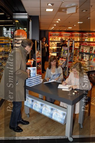 Schiphol 3 november 2010
Signeersessie van de Noorse prinses Martha Louise en Elisabeth Samnoy bij de ako winkel op schiphol.
Peter Smulders bv