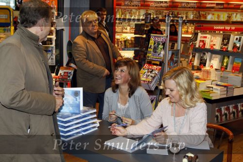 Schiphol 3 november 2010
Signeersessie van de Noorse prinses Martha Louise en Elisabeth Samnoy bij de ako winkel op schiphol.
Peter Smulders bv