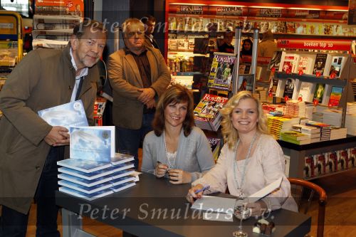 Schiphol 3 november 2010
Signeersessie van de Noorse prinses Martha Louise en Elisabeth Samnoy bij de ako winkel op schiphol.
Peter Smulders bv