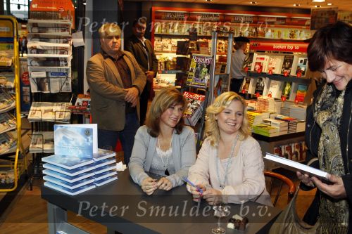 Schiphol 3 november 2010
Signeersessie van de Noorse prinses Martha Louise en Elisabeth Samnoy bij de ako winkel op schiphol.
Peter Smulders bv