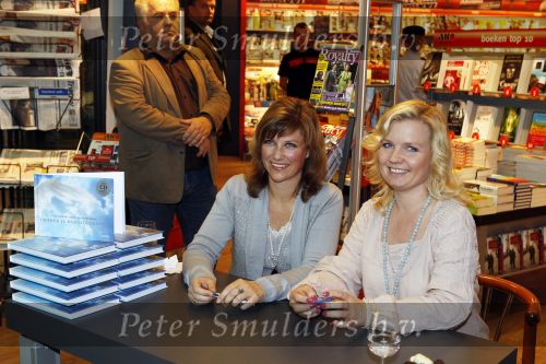 Schiphol 3 november 2010
Signeersessie van de Noorse prinses Martha Louise en Elisabeth Samnoy bij de ako winkel op schiphol.
Peter Smulders bv