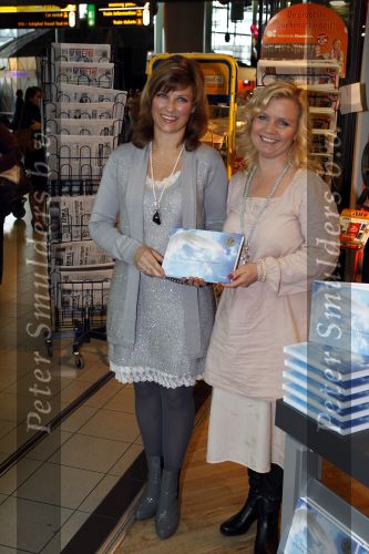 Schiphol 3 november 2010
Signeersessie van de Noorse prinses Martha Louise en Elisabeth Samnoy bij de ako winkel op schiphol.
Peter Smulders bv