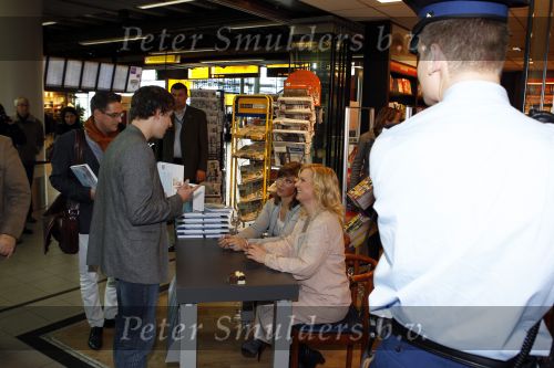 Schiphol 3 november 2010
Signeersessie van de Noorse prinses Martha Louise en Elisabeth Samnoy bij de ako winkel op schiphol.
Peter Smulders bv