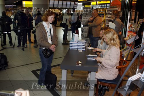 Schiphol 3 november 2010
Signeersessie van de Noorse prinses Martha Louise en Elisabeth Samnoy bij de ako winkel op schiphol.
Peter Smulders bv