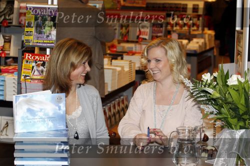 Schiphol 3 november 2010
Signeersessie van de Noorse prinses Martha Louise en Elisabeth Samnoy bij de ako winkel op schiphol.
Peter Smulders bv