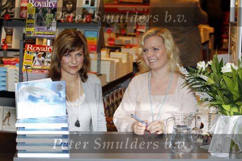 Schiphol 3 november 2010
Signeersessie van de Noorse prinses Martha Louise en Elisabeth Samnoy bij de ako winkel op schiphol.
Peter Smulders bv