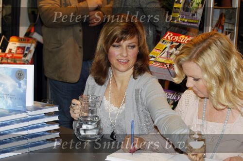 Schiphol 3 november 2010
Signeersessie van de Noorse prinses Martha Louise en Elisabeth Samnoy bij de ako winkel op schiphol.
Peter Smulders bv