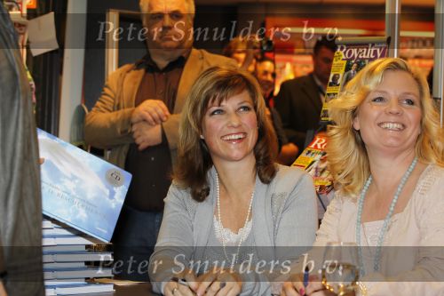 Schiphol 3 november 2010
Signeersessie van de Noorse prinses Martha Louise en Elisabeth Samnoy bij de ako winkel op schiphol.
Peter Smulders bv