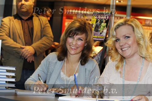 Schiphol 3 november 2010
Signeersessie van de Noorse prinses Martha Louise en Elisabeth Samnoy bij de ako winkel op schiphol.
Peter Smulders bv