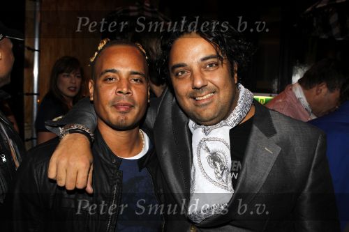 Amsterdam 6 november 2010
12 en een half jarig bestaan en presentatiie van het Buddha to Buddha boek in de supper club. Dennis Rugenbrecht met Ray Slijngaard
Peter Smulders bv