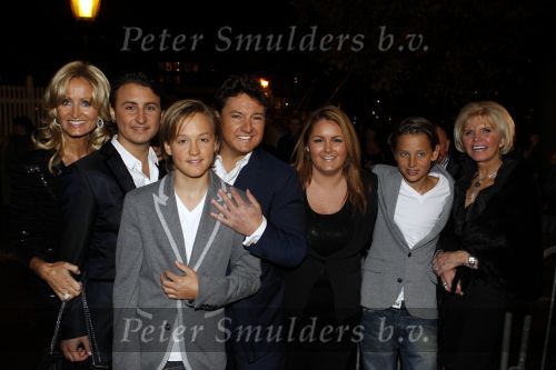 Amsterdam 2 november 2010
Rene Froger viert zijn 50e verjaardag met collega artiesten en vrienden in Carre.
Rene met Natasja Danny Natasja Didier Maxim en met zijn schoonmoeder Annemarie Bartels en zijn ex vrouw Jolanda.
Peter Smulders bv